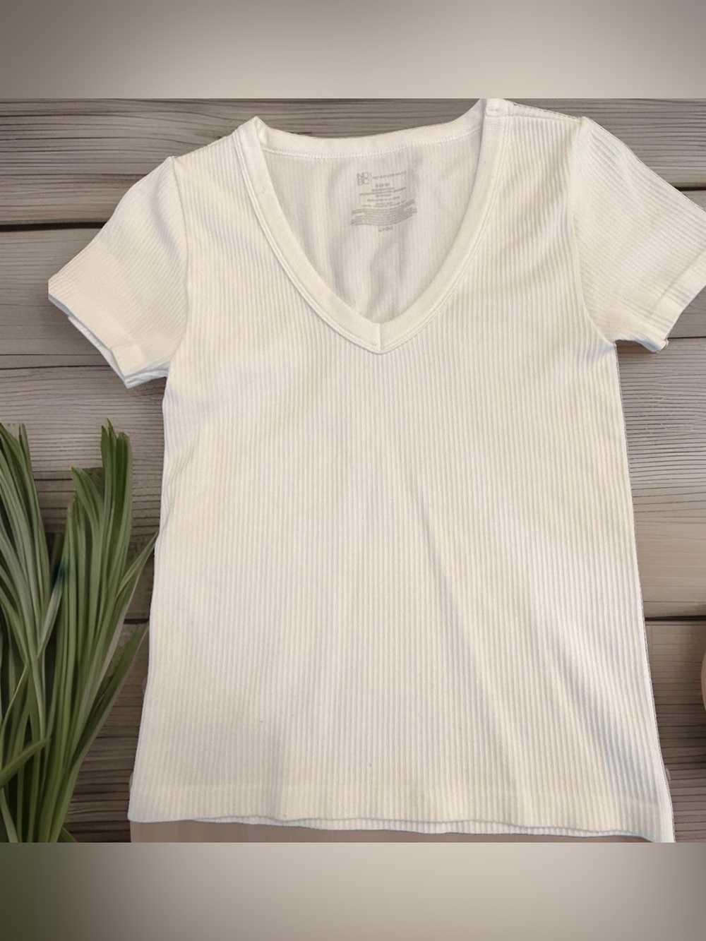 No Boundaries women’s white V-neck ribbed knit tee size small NWOT